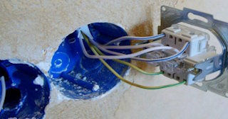 Монтаж проходного выключателя от 560 руб. в Братске